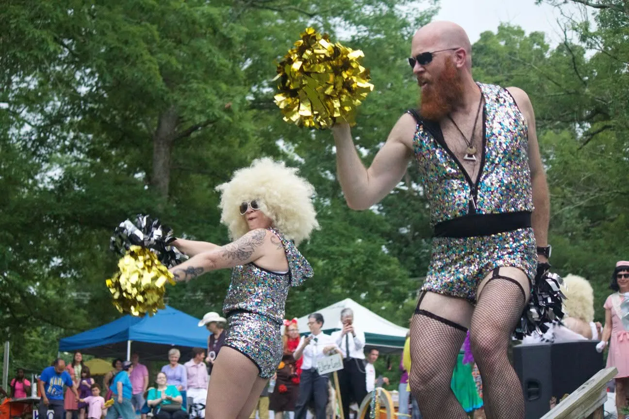 A glamrock duet with pom-poms